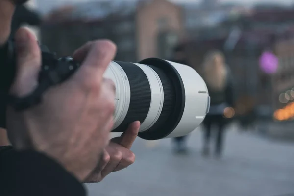 Fotograaf Met Een Camera Zijn Hand — Stockfoto