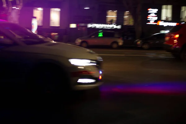Polis Arabası Gece Şehre Doğru Gidiyor — Stok fotoğraf