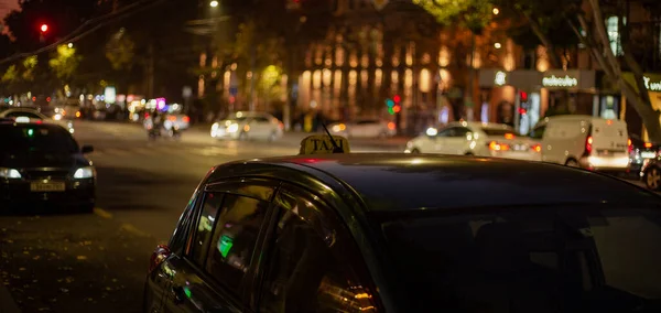 夜はタクシーが通りに立っている — ストック写真