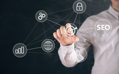 SEO ve simgeler sanal ekranda. Ekranda tıklayan adam