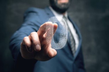 Ağ numarası 0. Bir adam ekrana tıklıyor.