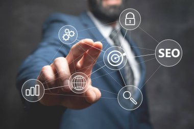 SEO ve simgeler sanal ekranda. Ekranda tıklayan adam