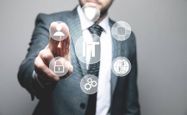 IT ve simgeler sanal ekranda. Bilgi teknolojisi. Ekranda tıklayan adam