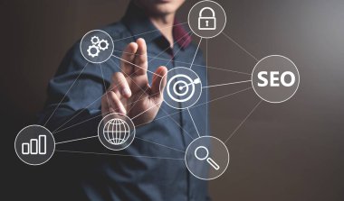 SEO ve simgeler sanal ekranda. Ekranda tıklayan adam