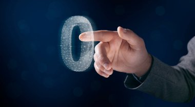 Ağ numarası 0. Bir adam ekrana tıklıyor.