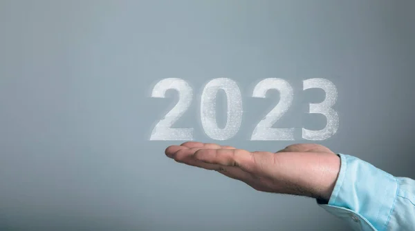2023 Réseau Sur Écran Virtuel Homme Tenant Dans Main — Photo