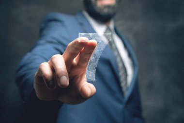 Ağdan 7 numara. Ekranda tıklayan adam