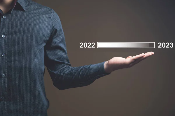 Chargement 2022 2023 Homme Affaires Tient Dans Main — Photo