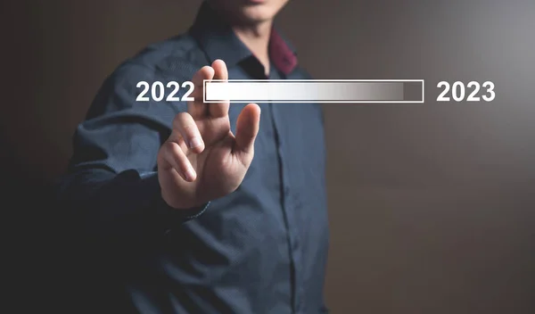 2022 년부터 2023 년까지 사업가가 화면을 클릭하다 — 스톡 사진