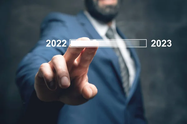 2022 년부터 2023 년까지 사업가가 화면을 클릭하다 — 스톡 사진