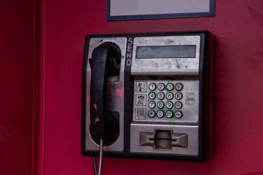 Eski telefon kulübesi uzun zamandır kullanılmıyor.