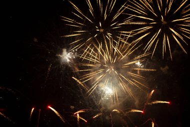 Gece vakti kırmızı havai fişekler