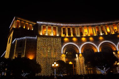 Ermenistan Yeni Yıl Meydanı gece süslenmiş çelenklerle