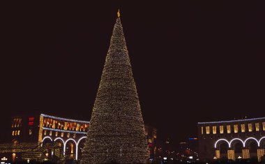 Ermenistan Cumhuriyeti Yeni Yıl Meydanı ve gece süslenmiş bir Noel ağacı.