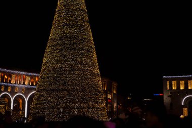 Ermenistan Cumhuriyeti Yeni Yıl Meydanı ve gece süslenmiş bir Noel ağacı.