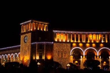 Ermenistan Yeni Yıl Meydanı gece süslenmiş çelenklerle