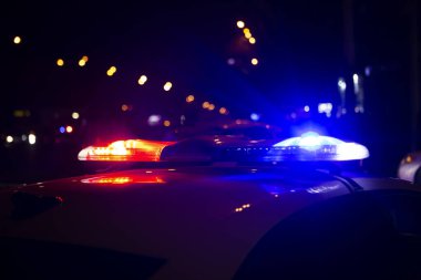 Polis arabası gece kentinde duruyor.