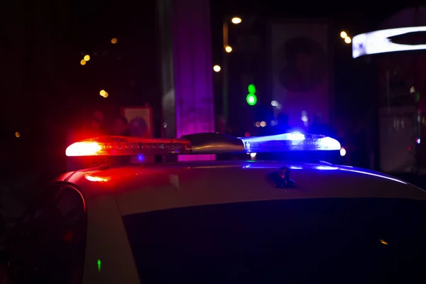 Αστυνομικό Αυτοκίνητο Στέκεται Στη Νυχτερινή Πόλη — Φωτογραφία Αρχείου