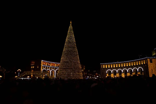 Новогодняя Площадь Республики Армения Рождественская Елка Украшенные Гирляндами Ночью — стоковое фото