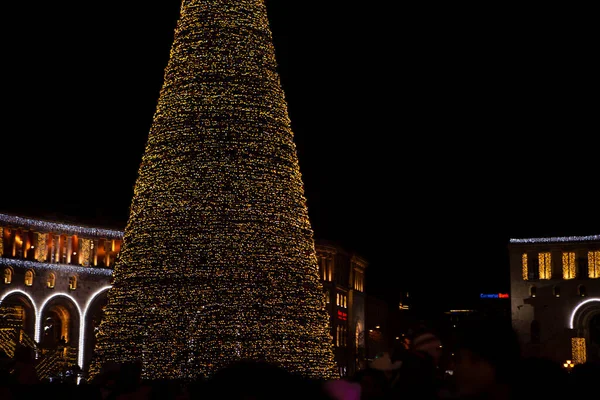 Новогодняя Площадь Республики Армения Рождественская Елка Украшенные Гирляндами Ночью — стоковое фото