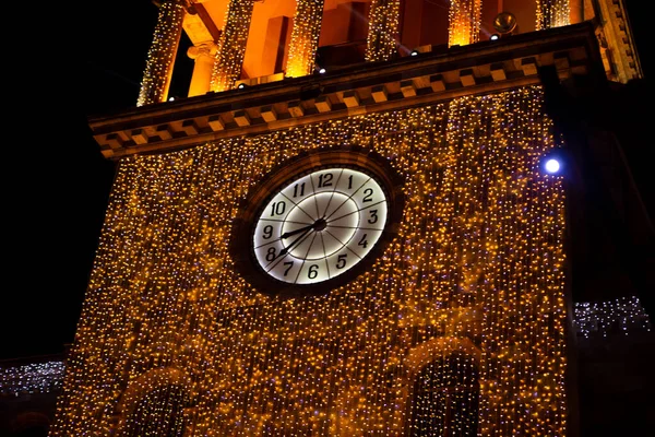 Новогодняя Площадь Республики Армения Украшена Гирляндами Ночью — стоковое фото