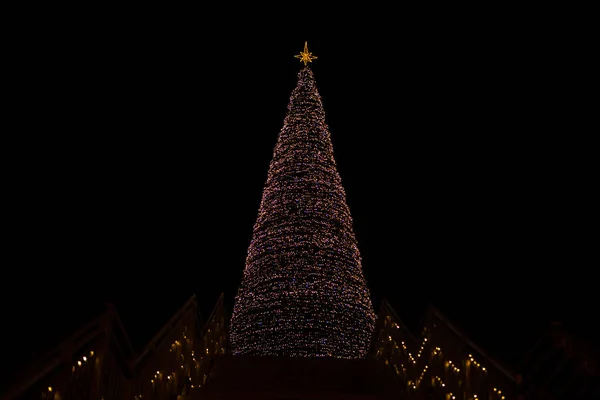 Cidade Árvore Natal Decorada Com Guirlandas Deck Observação Noite — Fotografia de Stock