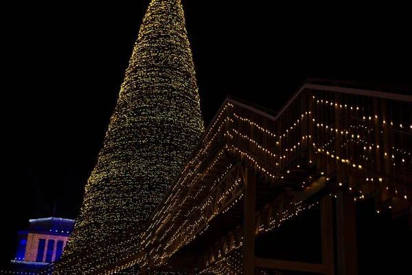 Város Karácsonyfa Díszített Koszorúk Kilátó Fedélzet Éjjel — Stock Fotó