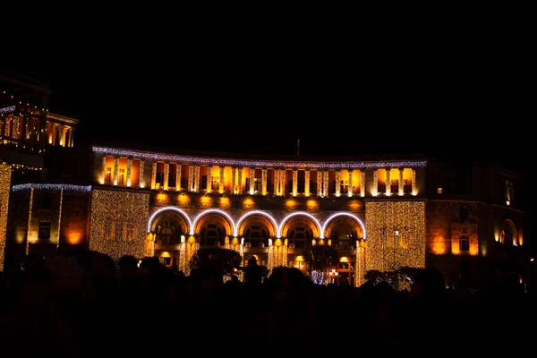 Praça República Armênia Ano Novo Decorada Com Guirlandas Noite — Fotografia de Stock