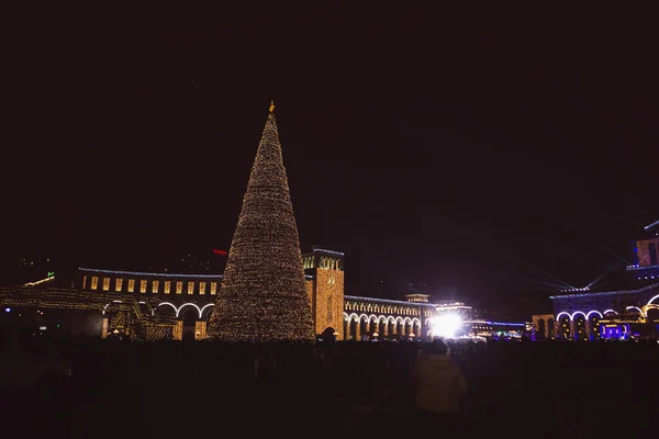 アルメニア共和国の新年広場と夜にはガーランドで飾られたクリスマスツリー — ストック写真