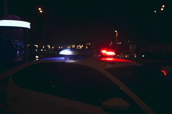 Policejní Auto Stojí Nočním Městě — Stock fotografie