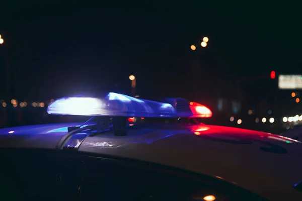 Αστυνομικό Αυτοκίνητο Στέκεται Στη Νυχτερινή Πόλη — Φωτογραφία Αρχείου