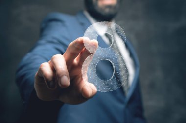 Ağdan 8 numara. Ekranda tıklayan adam