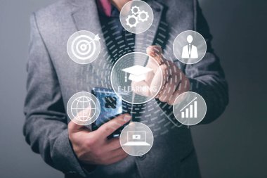 E-öğrenme ve ağ bağlantı simgeleri. Ekranda tıklayan adam