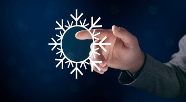 Kar tanesi çerçevesi. Yeni yıl konsepti. Ekranda tıklayan adam