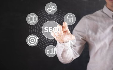 SEO ve simgeler sanal ekranda. Ekranda tıklayan adam