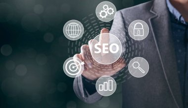 SEO ve simgeler sanal ekranda. Ekranda tıklayan adam