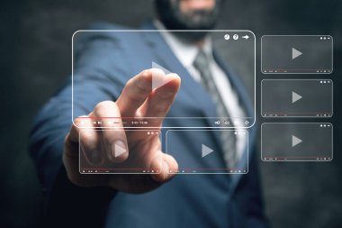Sanal ekrandaki video oynatıcı. Ekranda tıklayan adam