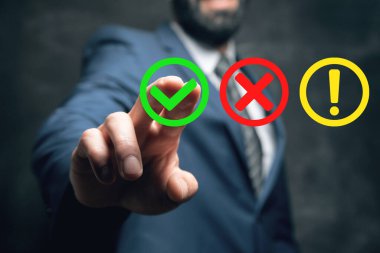 Düz yuvarlak kontrol işareti, ünlem işareti, X işareti simgeleri, izole düğmeler. Ekranda tıklayan adam