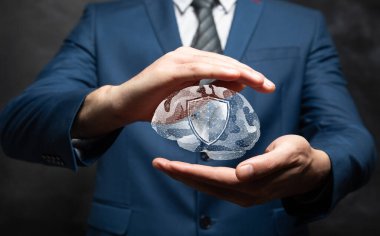 Kalkanla birlikte ağdaki beyin. Veri koruma kavramı. Elinde tutan adam.