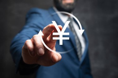 Çemberde Yen simgesi. Ekranda tıklayan adam