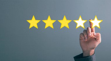 Tahmini altın yıldızlar. Değerlendirme servisi kavramı. Ekranda tıklayan adam
