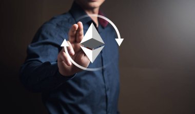 Kripto para dolaşımı devam ediyor. Ekranda tıklayan adam