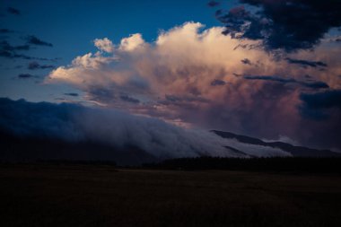 Dağın üstünde güzel bir gün batımı