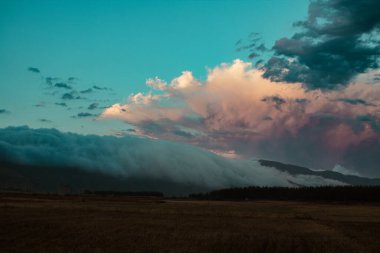 Dağın üstünde güzel bir gün batımı