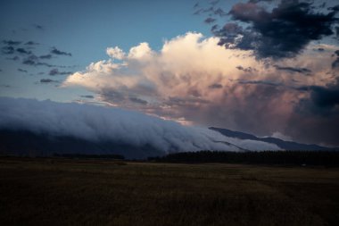 Dağın üstünde güzel bir gün batımı