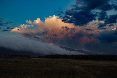 Dağın üstünde güzel bir gün batımı