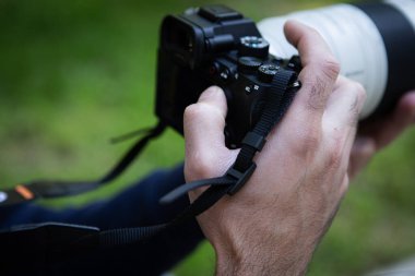 Fotoğrafçı kamerayla fotoğraf çekiyor.