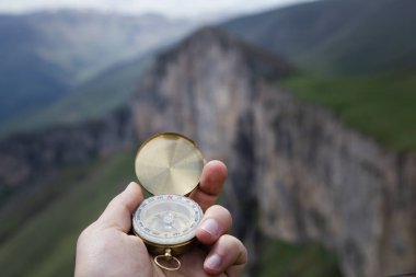 Dağın tepesindeki adamın elinde pusula. Dağın tepesinde pusula.