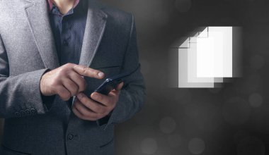 Sanal ekrandaki iş adamı ve dosyalar