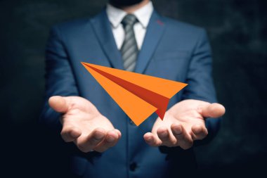 İş adamı ve mesaj düğmesi hayati ekranda